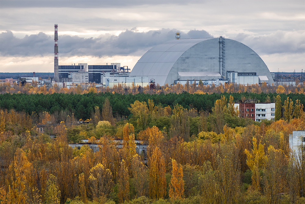 Это саркофаг — купол над четвертым энергоблоком Чернобыльской атомной электростанции. Он защищает окружающую среду от выхода радиации. Купол построили в 2019 году над саркофагом «Укрытие» 1986 года, потому что боялись его разрушения
