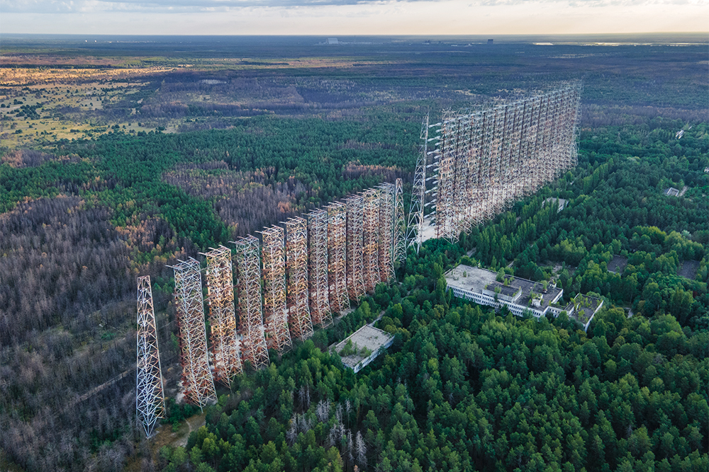 «Дуга» расположена в отдалении от Припяти и других населенных пунктов. Выросшая посреди леса гигантская металлическая конструкция впечатляет масштабами