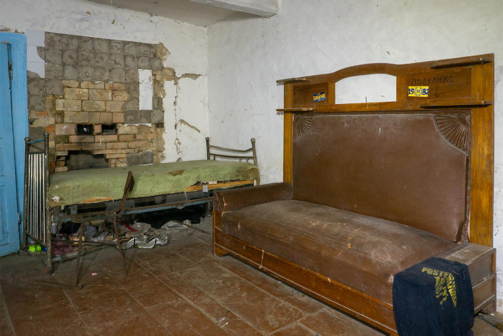 У мест для ночлега появились шуточные названия: кровать считается люксом, а диван — полулюксом