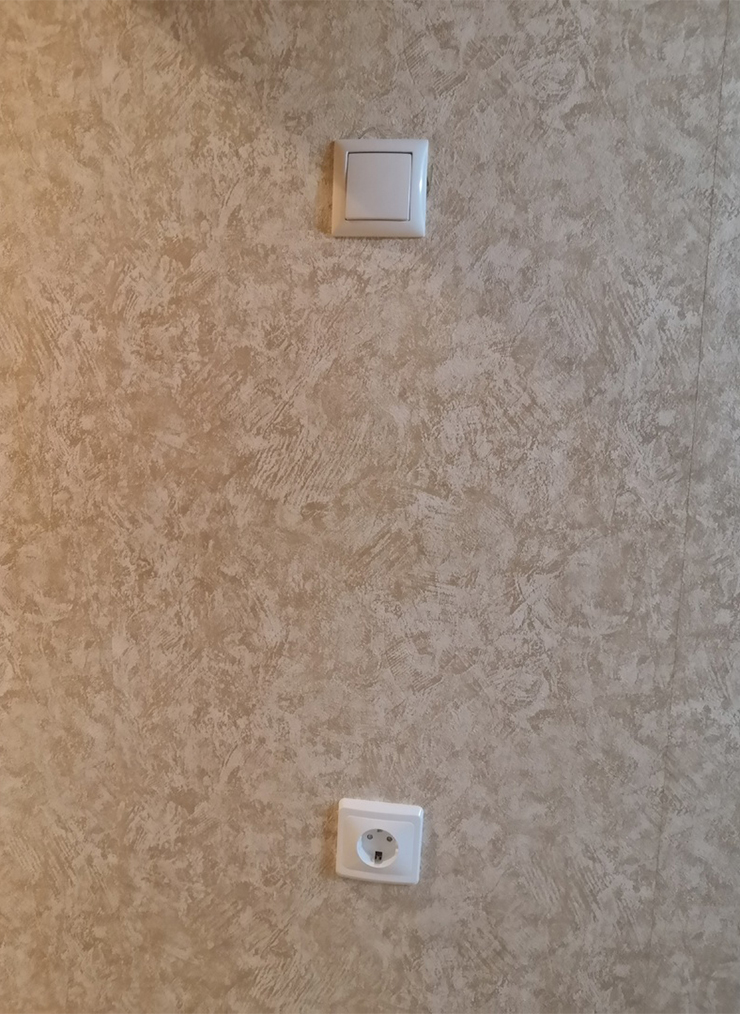 Свеженькие обои и электрика в коридоре