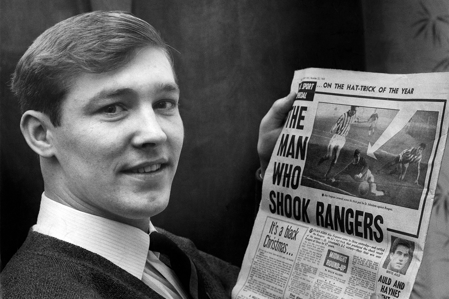 Фергюсон с газетой, в которой написали о его хет⁠-⁠трике в ворота «Рейнджерс». Источник: Mirrorpix / Getty Images