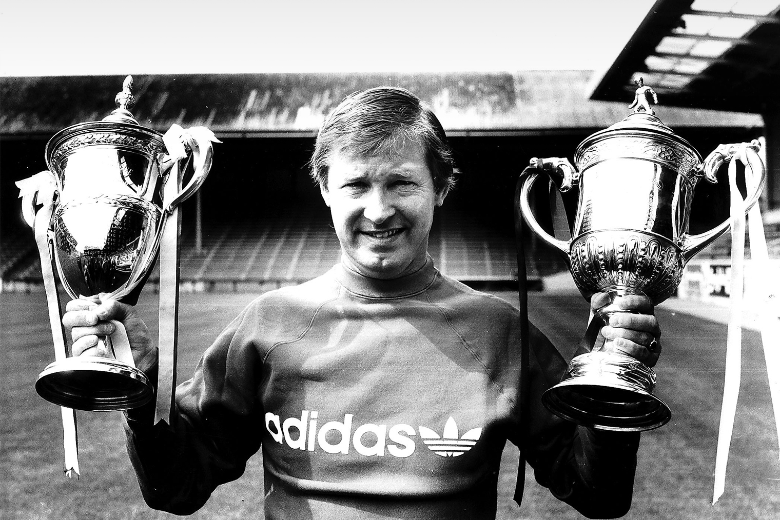 Фергюсон с трофеем чемпионата Шотландии и кубком страны в 1984 году. Источник: Mirrorpix / Getty Images