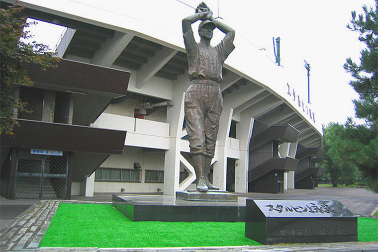 Памятник Виктору Старухину перед стадионом, названным его именем. Источник: ja.wikipedia.org