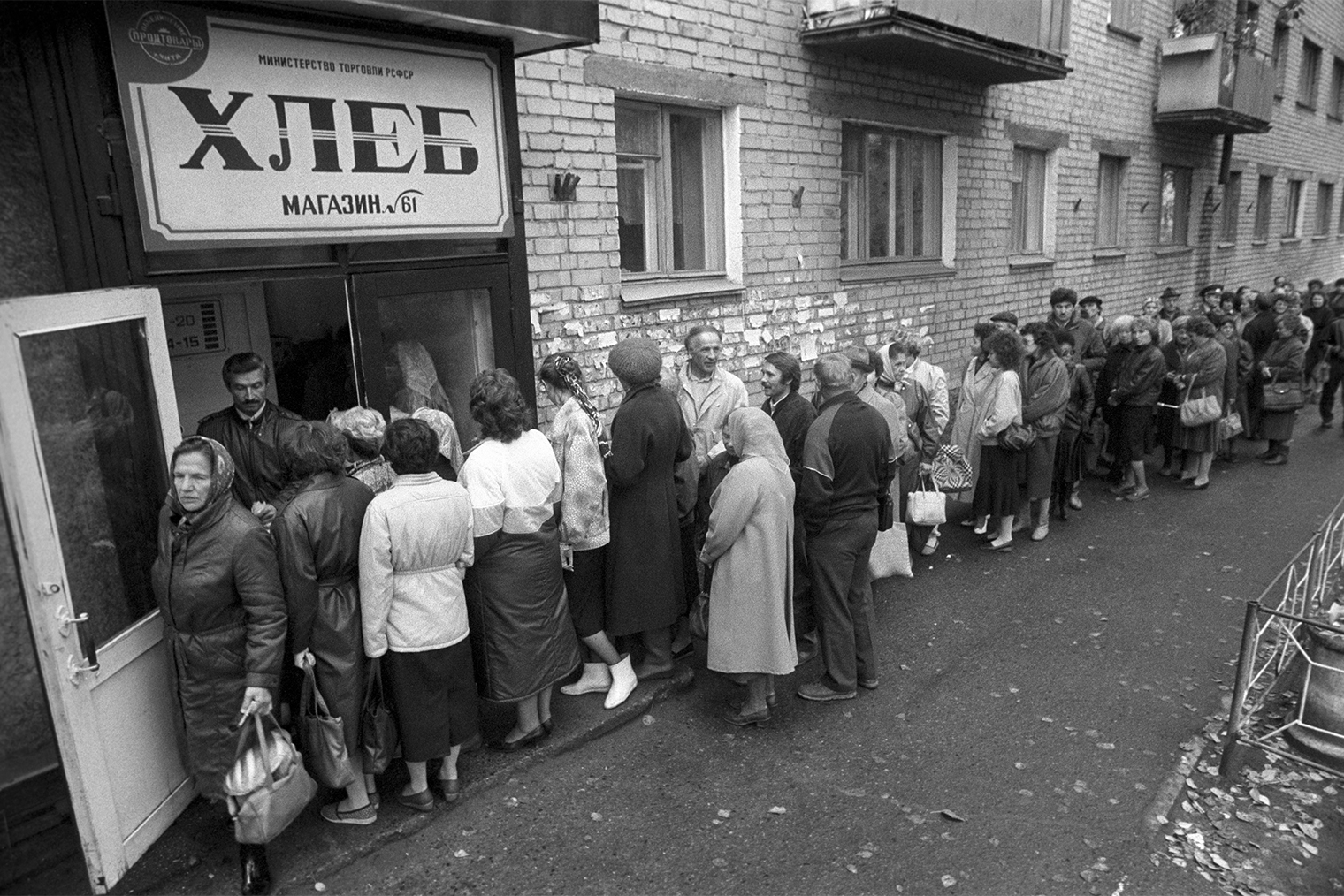 Чтобы успеть купить хлеб, люди вынуждены были приходить в магазин задолго до открытия. Чита, 1991 год. Фото: Владимир Саяпин / ТАСС