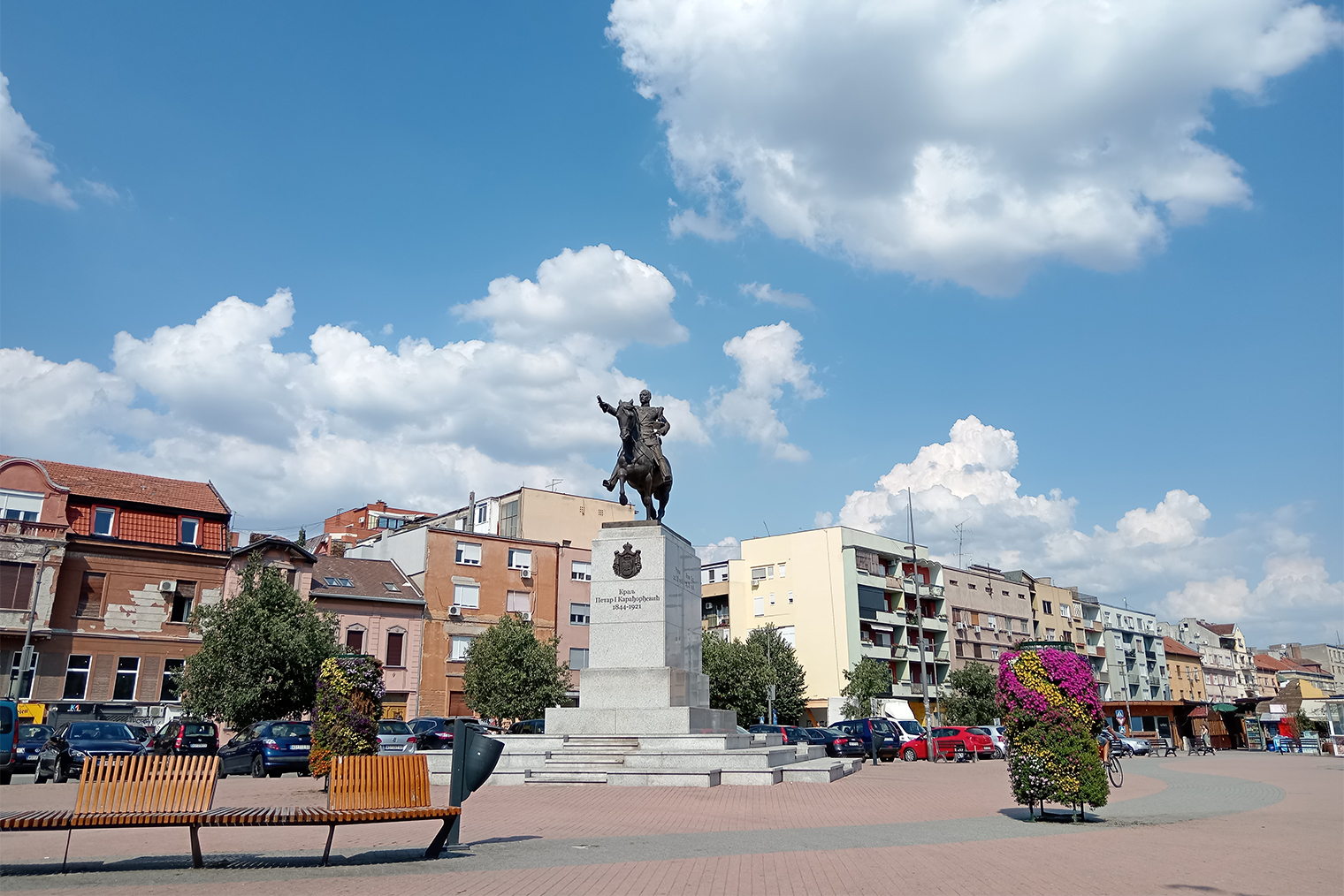 Конная скульптура любимого сербами короля Петра Первого Карагеоргиевича на Площади республики