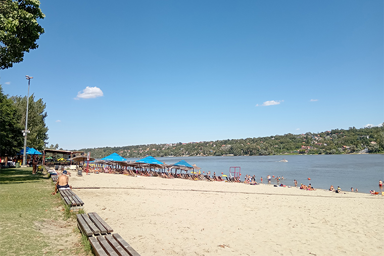 Пляж Штранд — любимое место отдыха горожан. Здесь загорают, купаются, сплавляются по Дунаю на каяках, играют в футбол и волейбол, отдыхают в кафе