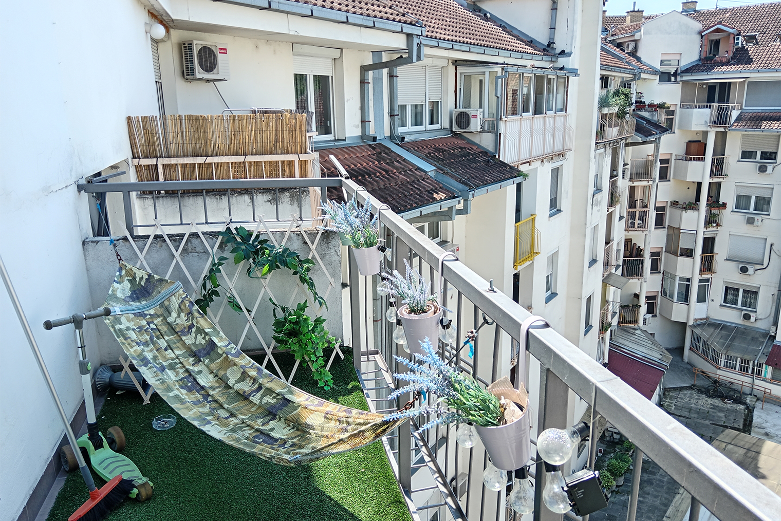 Это фото с просмотра квартиры. Сербы любят свои балкончики и стараются их украсить