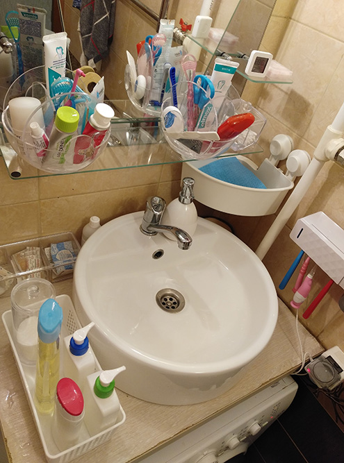 Зона раковины в ванной: стало. Когда я навела порядок и убрала визуальный шум, почувствовала, что в ванной стало легче находиться