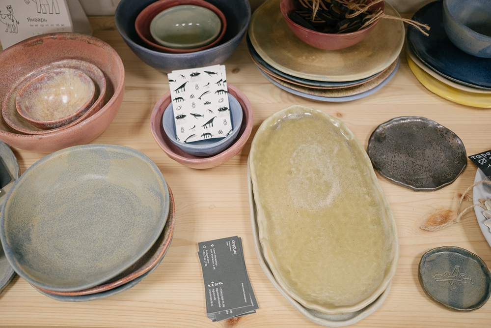 Цена на керамику в магазине зависит от использованных материалов и вложенного труда. Например, чашки стоят в районе 400⁠—⁠800 ₽, блюда и тарелки могут стоить 300 ₽ или 1000 ₽. Вся посуда сделана вручную