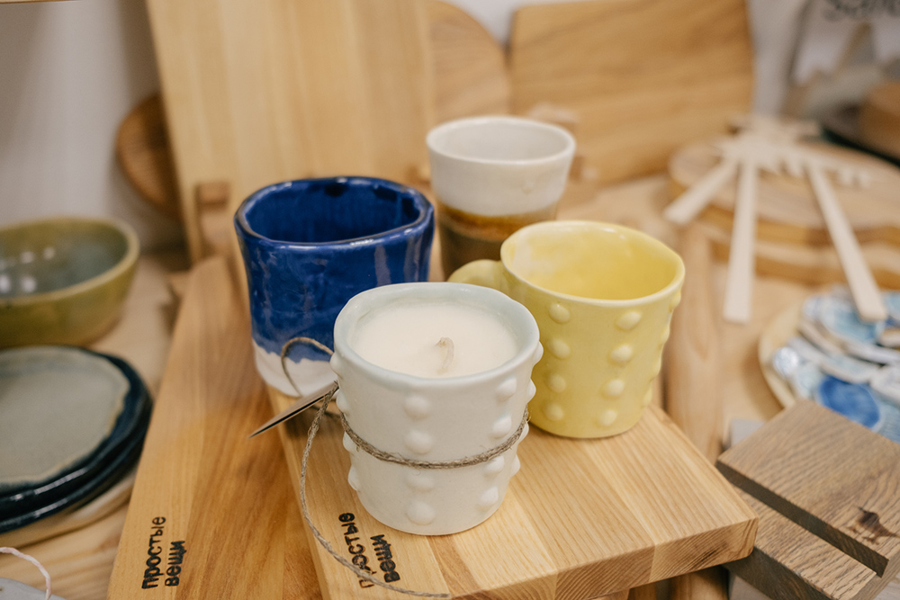 Цена на керамику в магазине зависит от использованных материалов и вложенного труда. Например, чашки стоят в районе 400⁠—⁠800 ₽, блюда и тарелки могут стоить 300 ₽ или 1000 ₽. Вся посуда сделана вручную