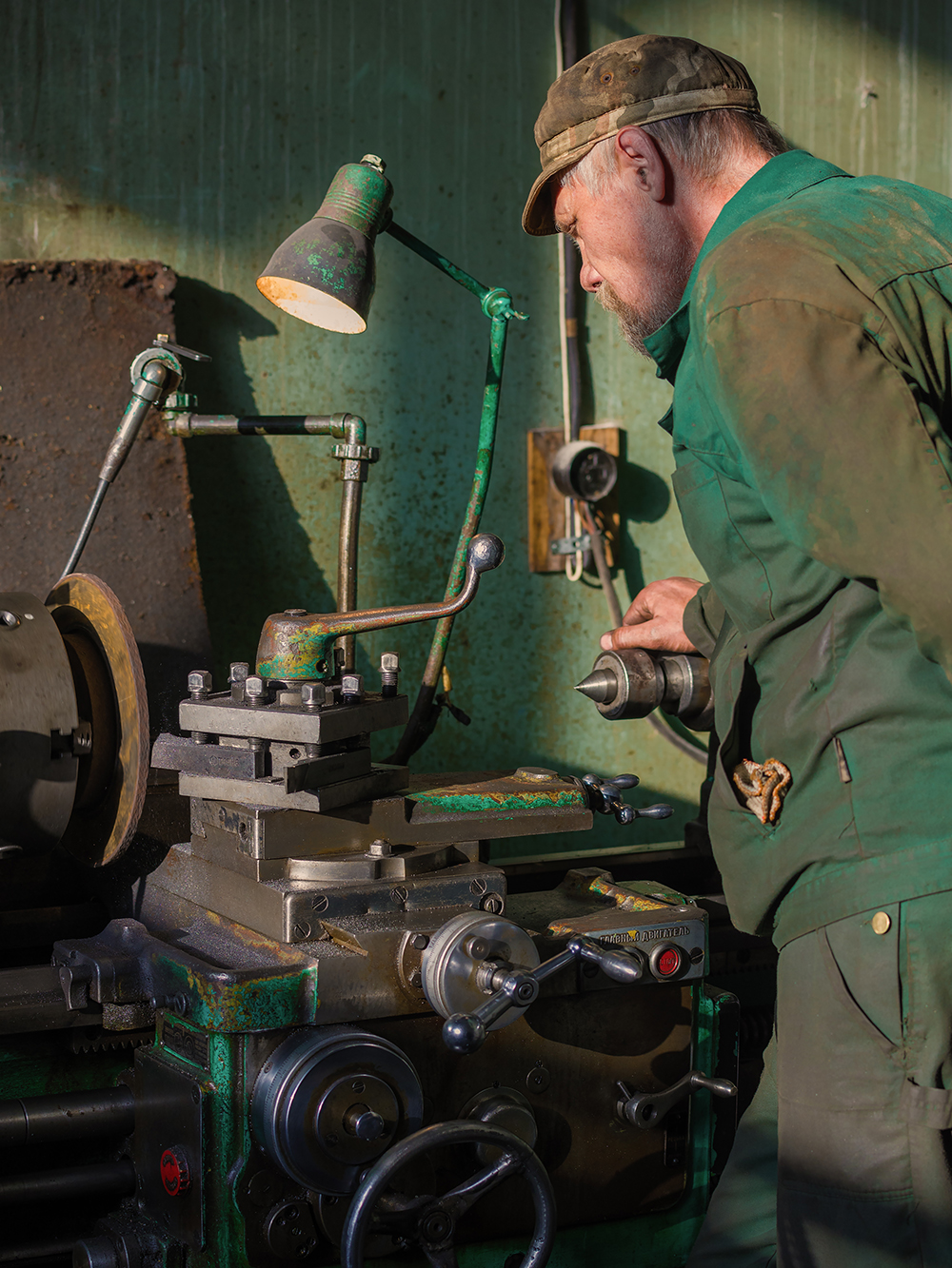 Мастер протачивает тормозной диск на токарном станке. Фото: Karasev Viktor / Shutterstock