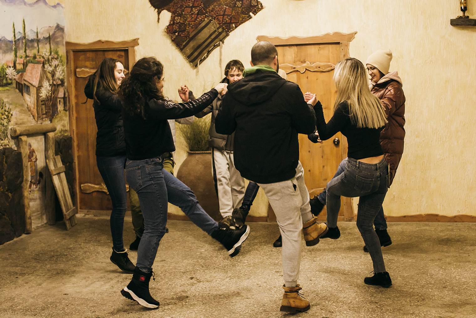 Разучиваем традиционный армянский танец