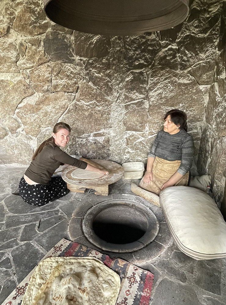 Печем армянский лаваш в тандыре