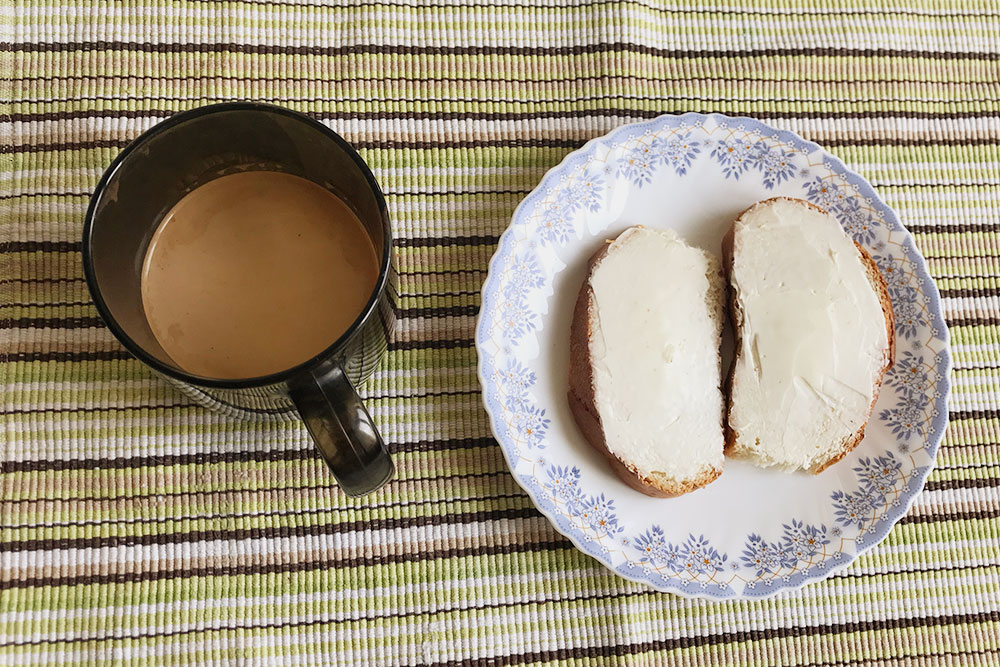 Другой вариант завтрака — хлеб с маслом и обязательно кофе с молоком. Или просто кофе, без бутербродов и яиц
