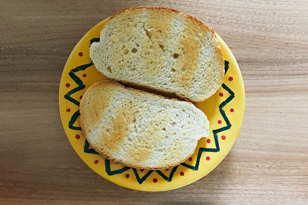 Перекус: запеченный хлеб, натертый чесноком