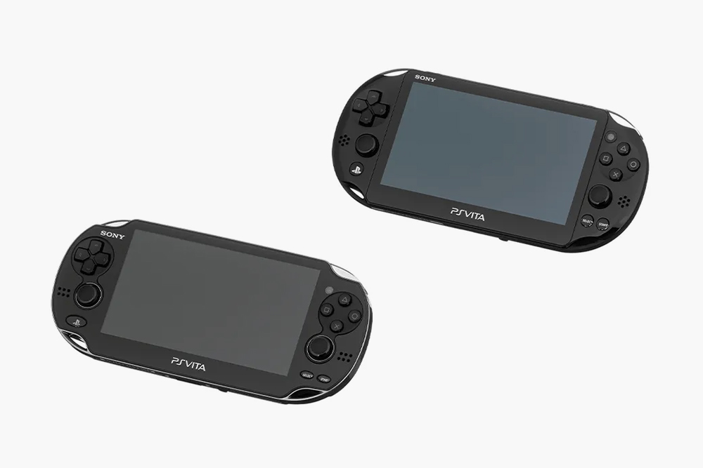 PS Vita 1000 практически не отличается от PS Vita 2000 — есть только небольшое дизайнерское углубление между крестовиной и стиком. Источник: retrogamebuyer.com