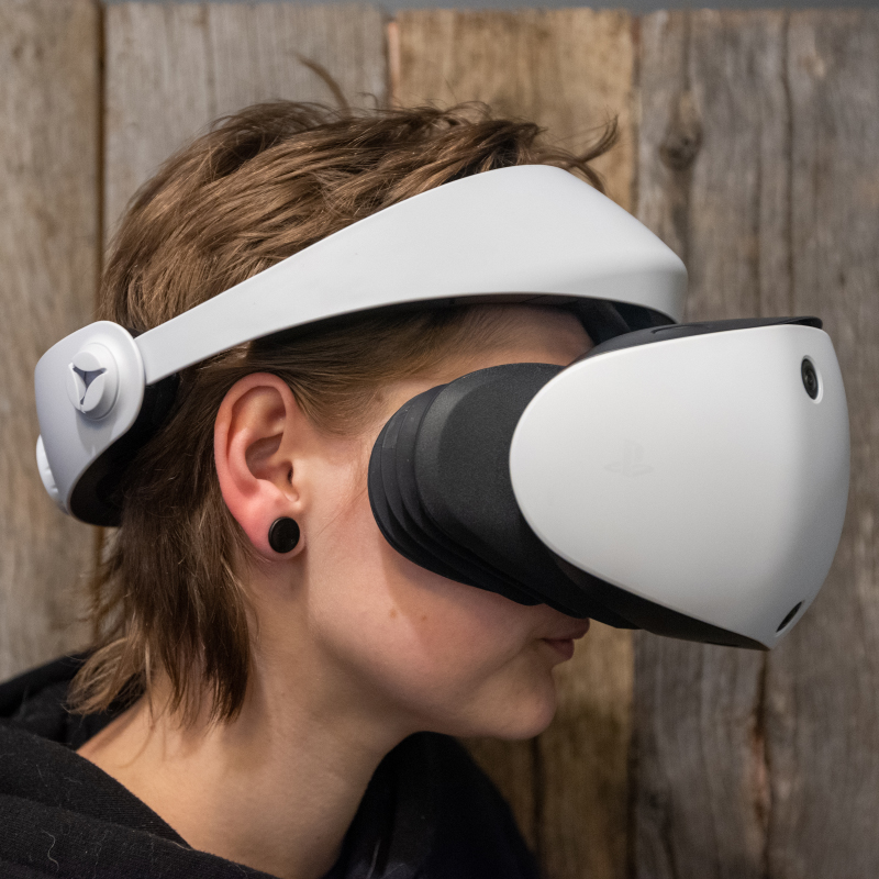 VR2 идеально садится на любую голову за счет растягиваемой резинки, которая стала еще удобнее, чем на VR1
