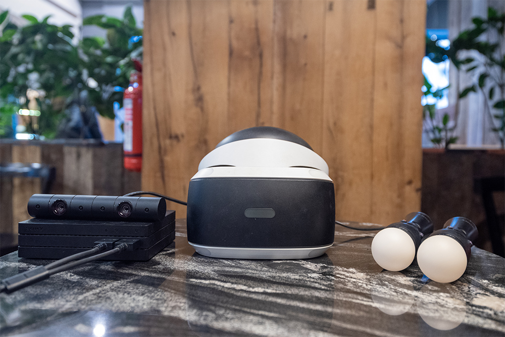 Комплект PS VR первого поколения: камеру и оба контроллера нужно было покупать по отдельности