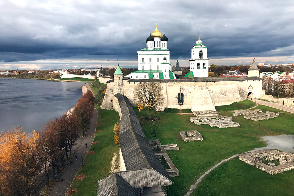 Маленьких окошек на смотровом чердаке Власьевской башни достаточно, чтобы сделать красивые фото