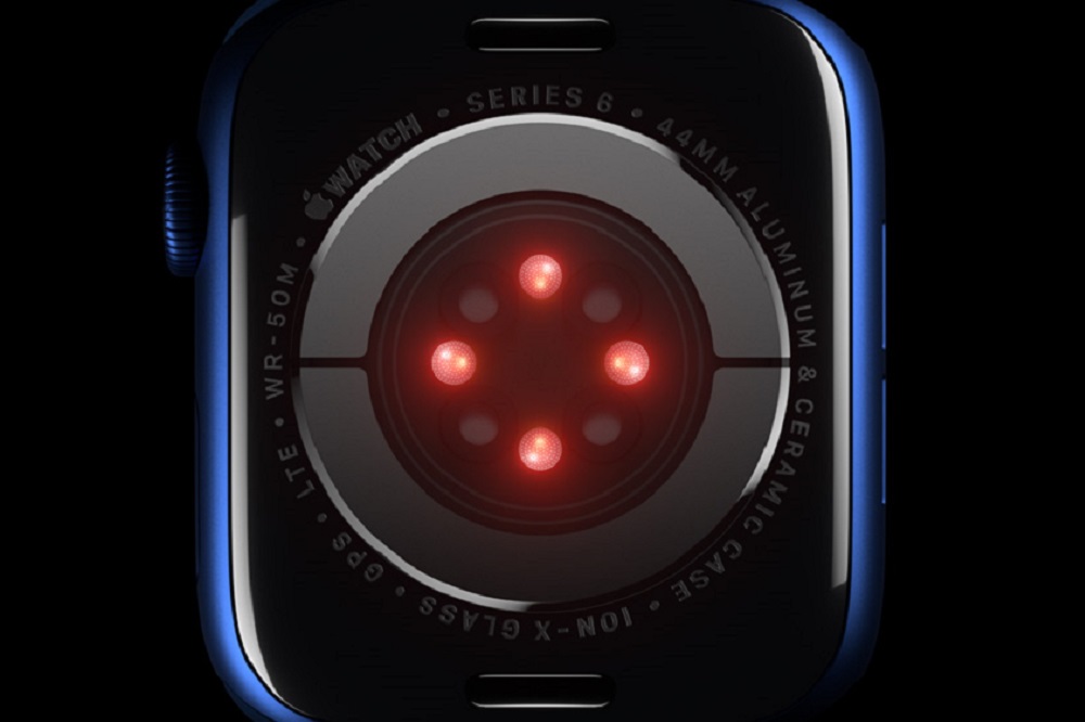 Задняя поверхность часов Apple Watch Series 6 — красным светятся светодиоды. Серые точки, скорее всего, датчики. Источник: Apple