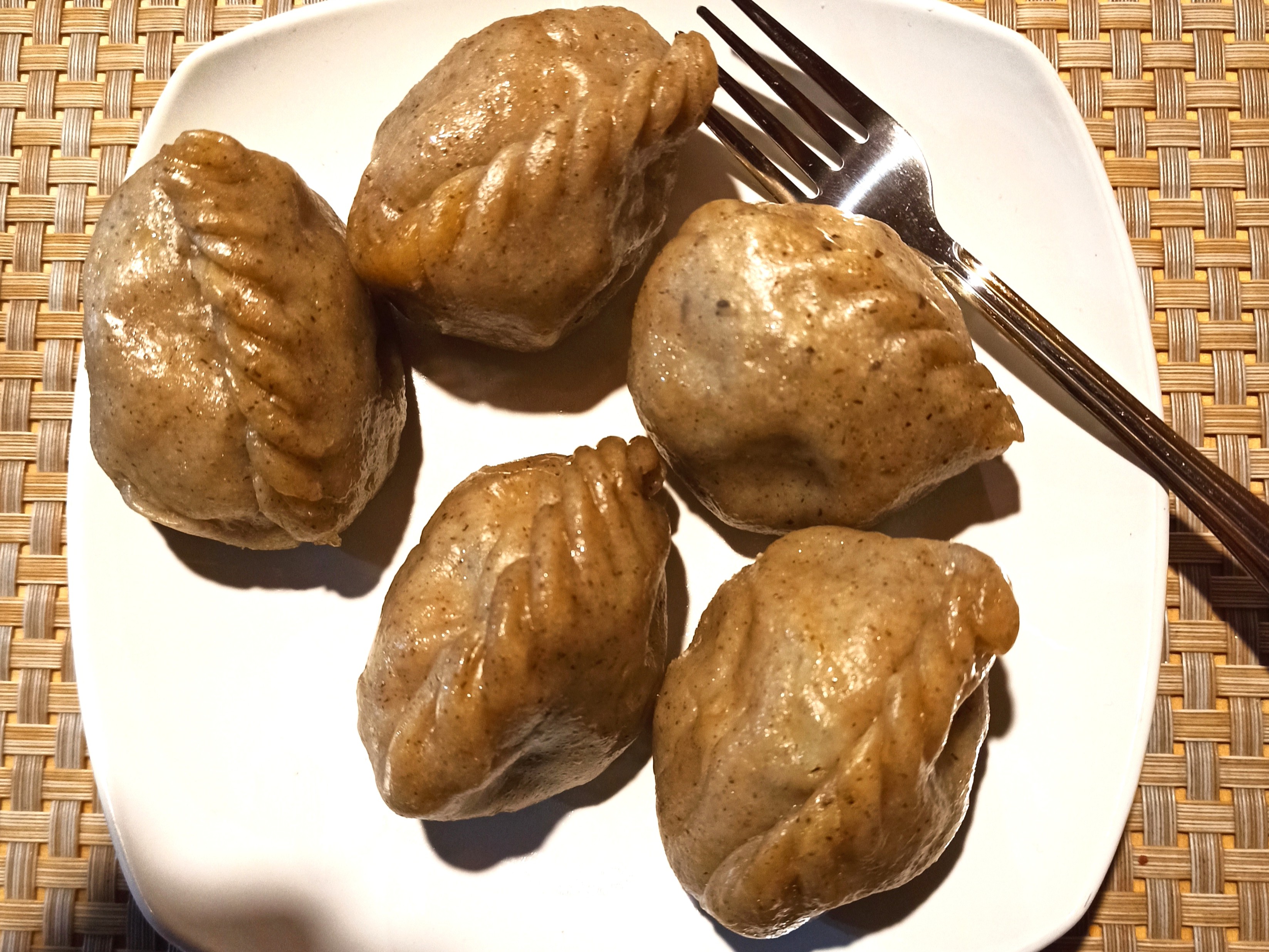 Хоинтай — пельмени из гречневой муки с начинкой из шпината, листьев репы и сыра даци, сделанного из молока яка