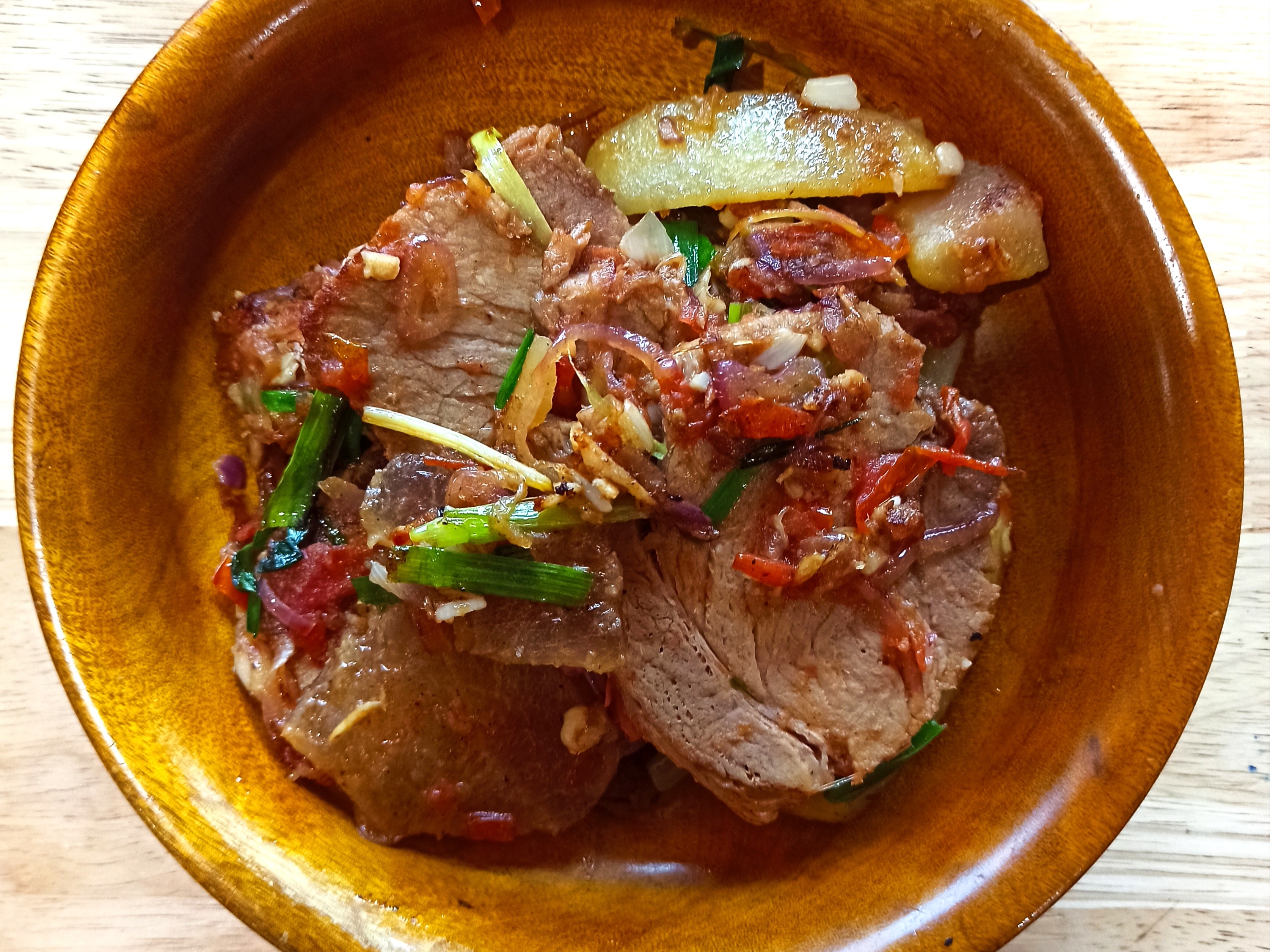 Пхакша паа — свиная грудинка, обжаренная с сушеным перцем чили, белой редькой и специями