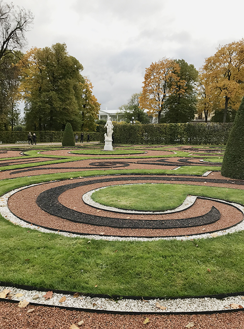 Вокруг дворца — нарядный Екатерининский парк