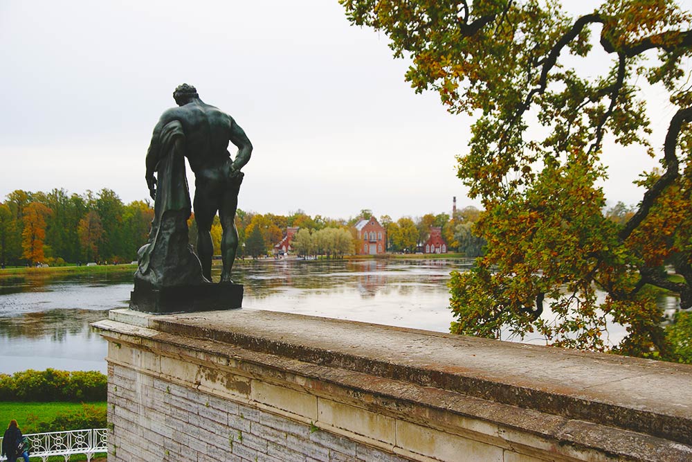 Статуя Геракла — в правой руке он держит золотые яблоки, которые похитил из сада Гесперид. На заднем плане видно Адмиралтейство — следующая точка маршрута