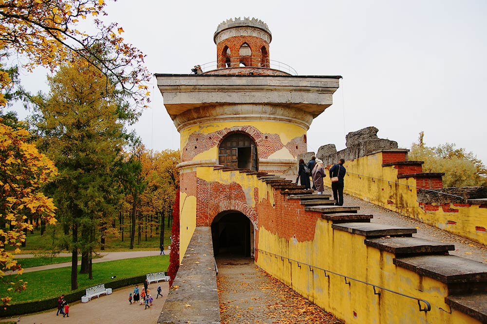 Пандус, ведущий на башню, состоит из двух частей — верхней и нижней