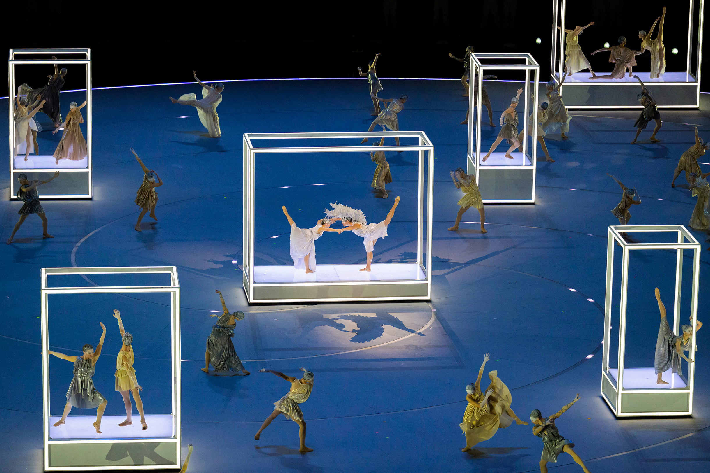 В центре танцевального номера — Амур и Психея, герои самой известной скульптуры Кановы. © Joel Marklund / Zuma / TASS