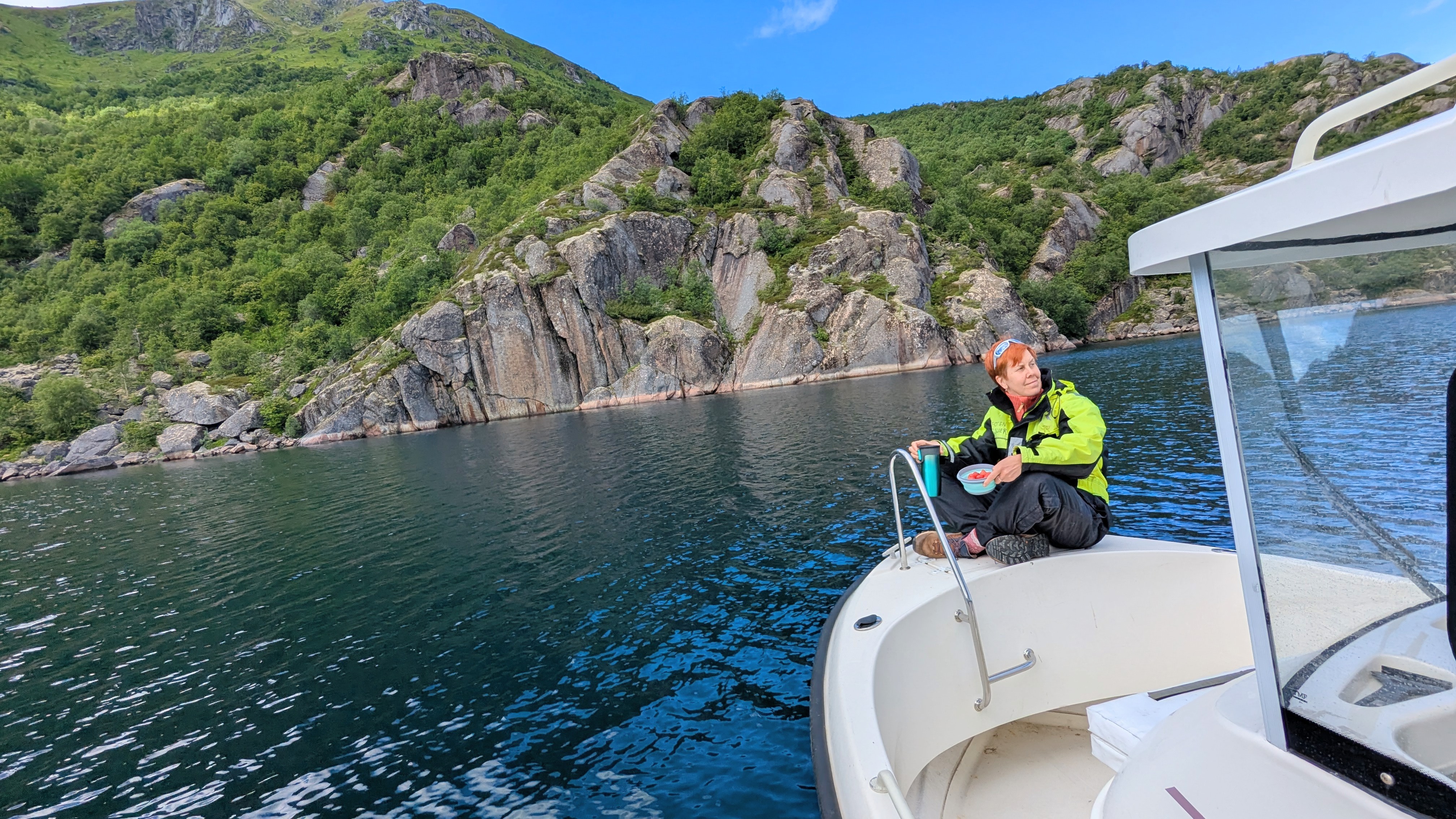 На берегу Северного моря, Лофотены, залив Ulvågen на острове Stormolla