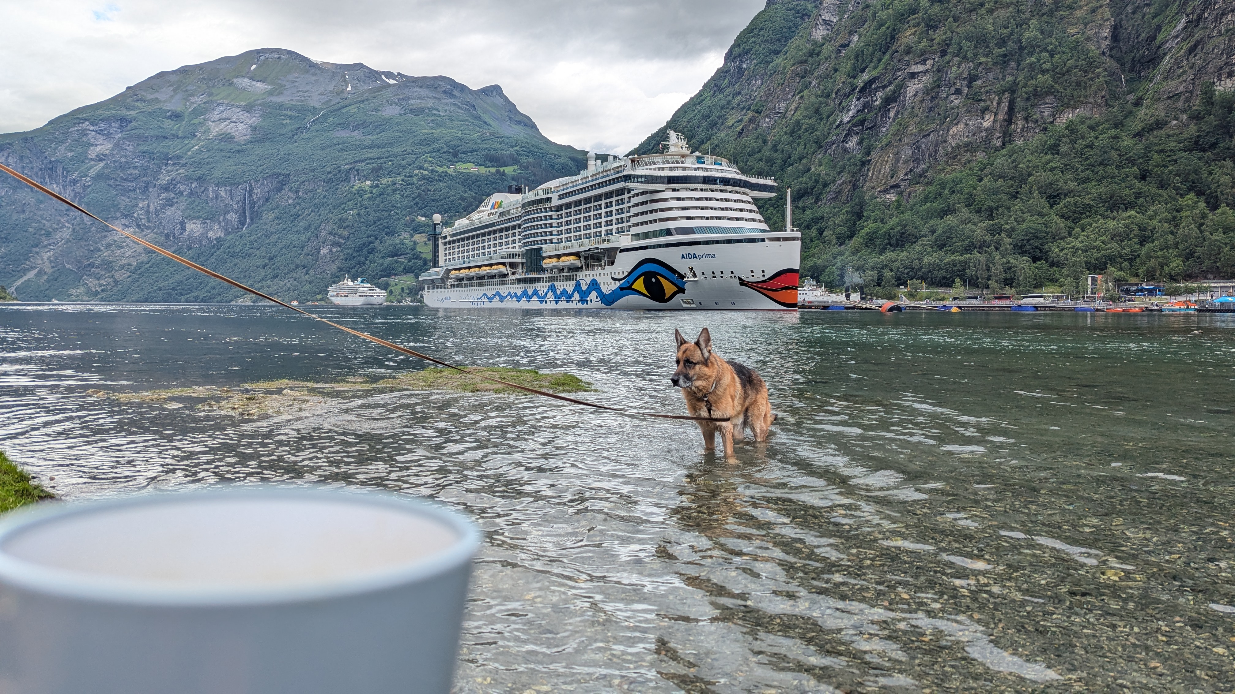 На берегу Geirangerfjorden, в кемпинге Geiranger