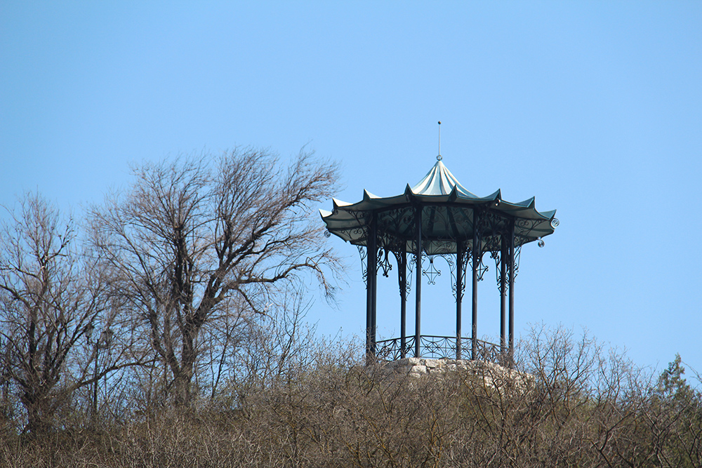 На горе рядом с парком есть Китайская беседка, которую назвали так из⁠-⁠за формы крыши, и статуя Орла — символа Кавказских Минеральных Вод