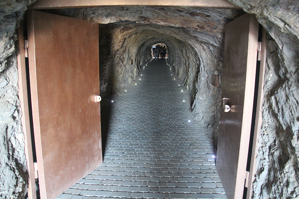 Чтобы посетителям было проще идти по тоннелю, в брусчатке установили светодиодную подсветку