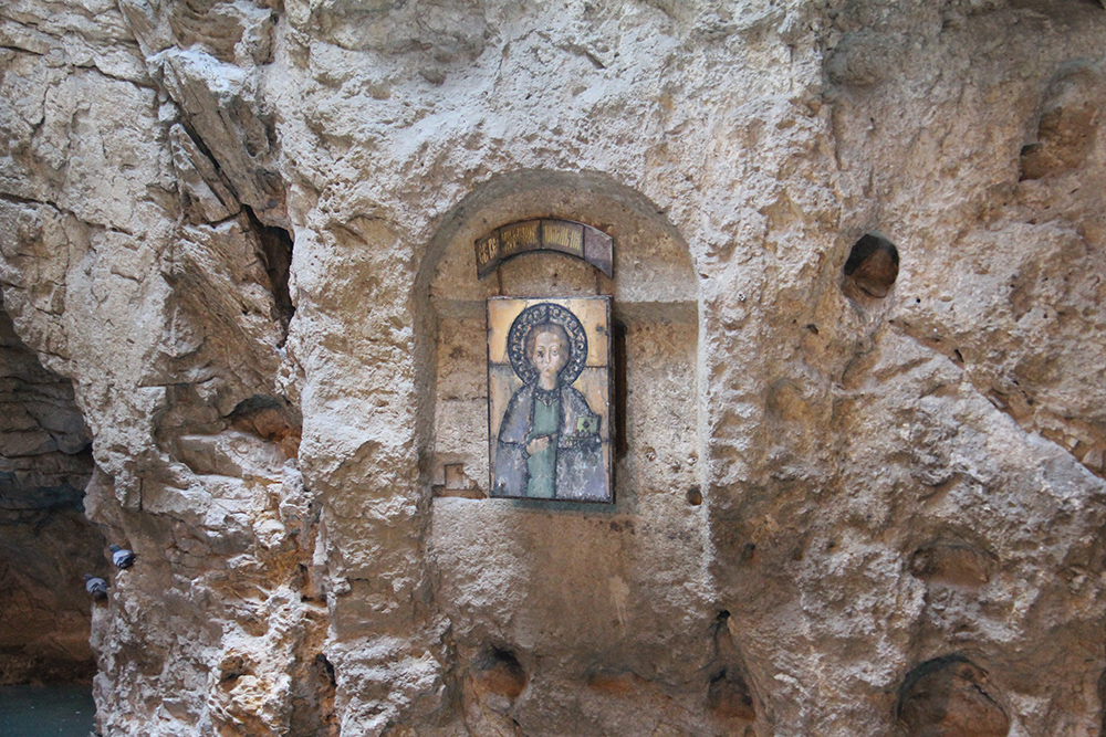 На одном из сводов повесили икону Пантелеймона Целителя. Она выполнена из эмали — не портится от влажности