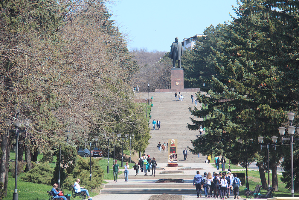Из⁠-⁠за близости к горе Машук на площади много лестниц. К Ленину ведут 136 ступеней