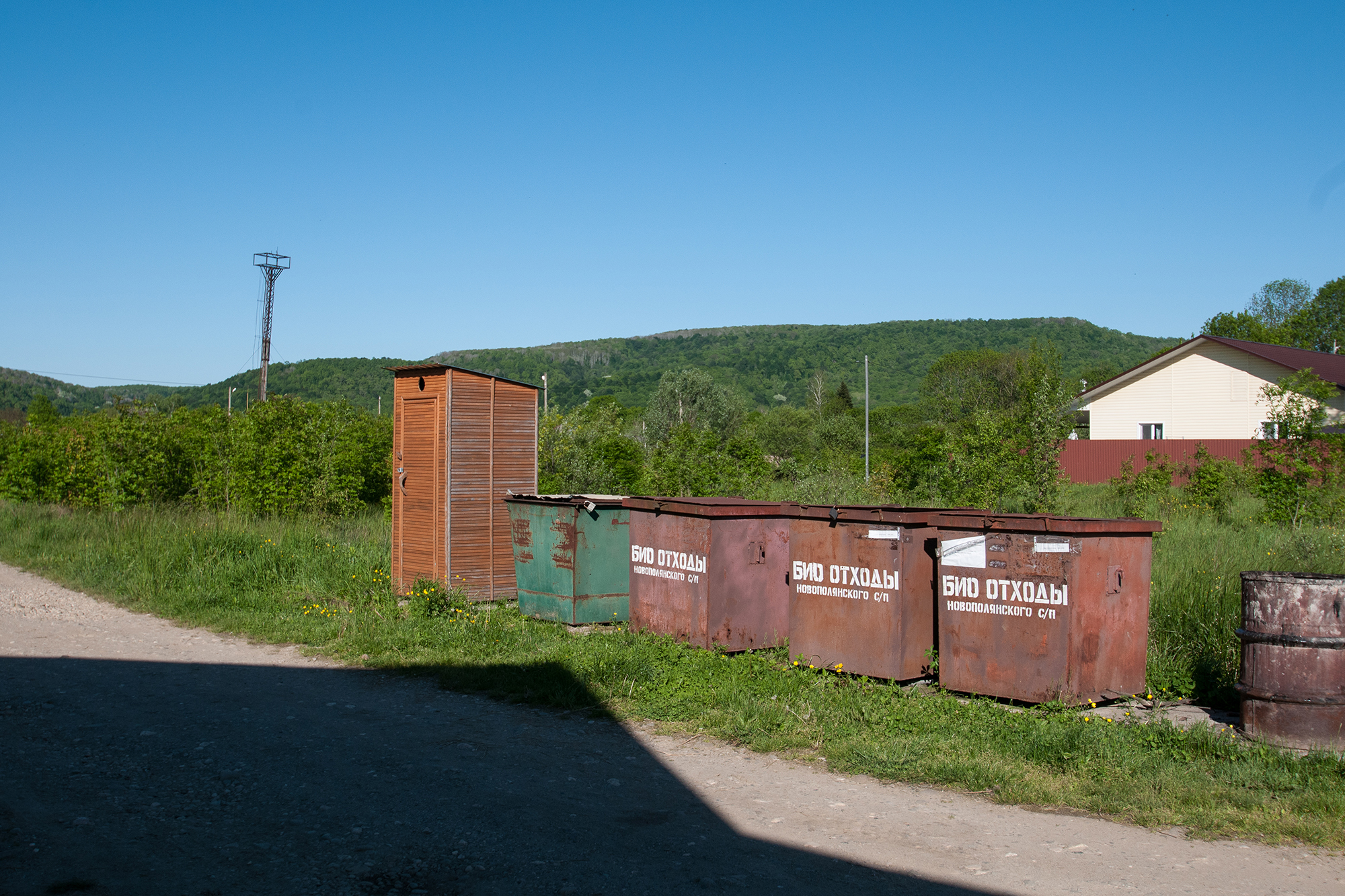 Туалет и контейнеры для сортировки мусора