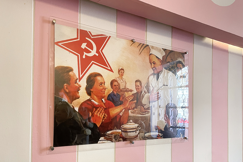 На стенах висят советские плакаты