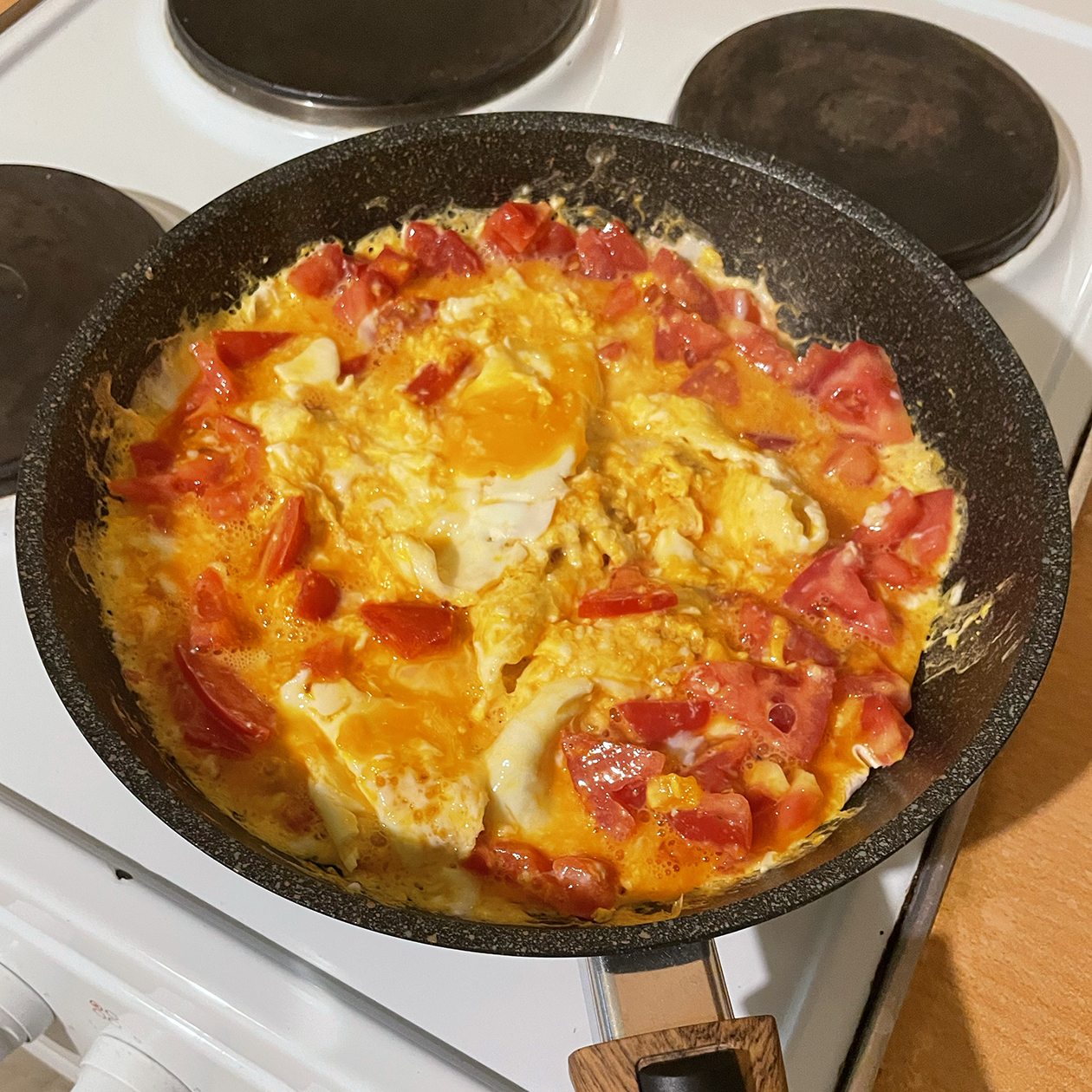 Приготовил ужин. Мне кажется, жареные яйца и помидоры — самое крутое и вкусное сочетание в природе