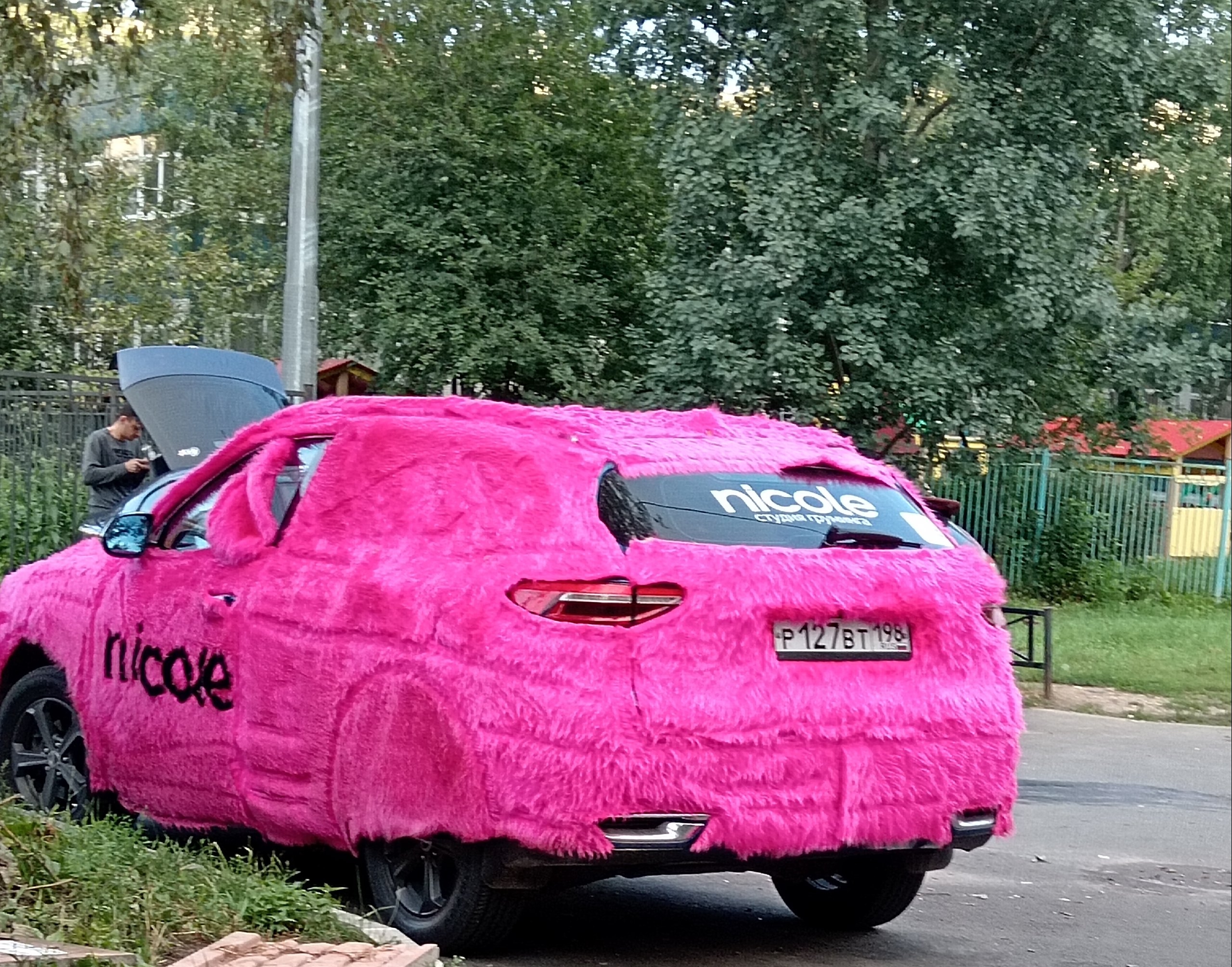 Две яркие машинки, которые подняли мне настроение, вторая еще и меховая)