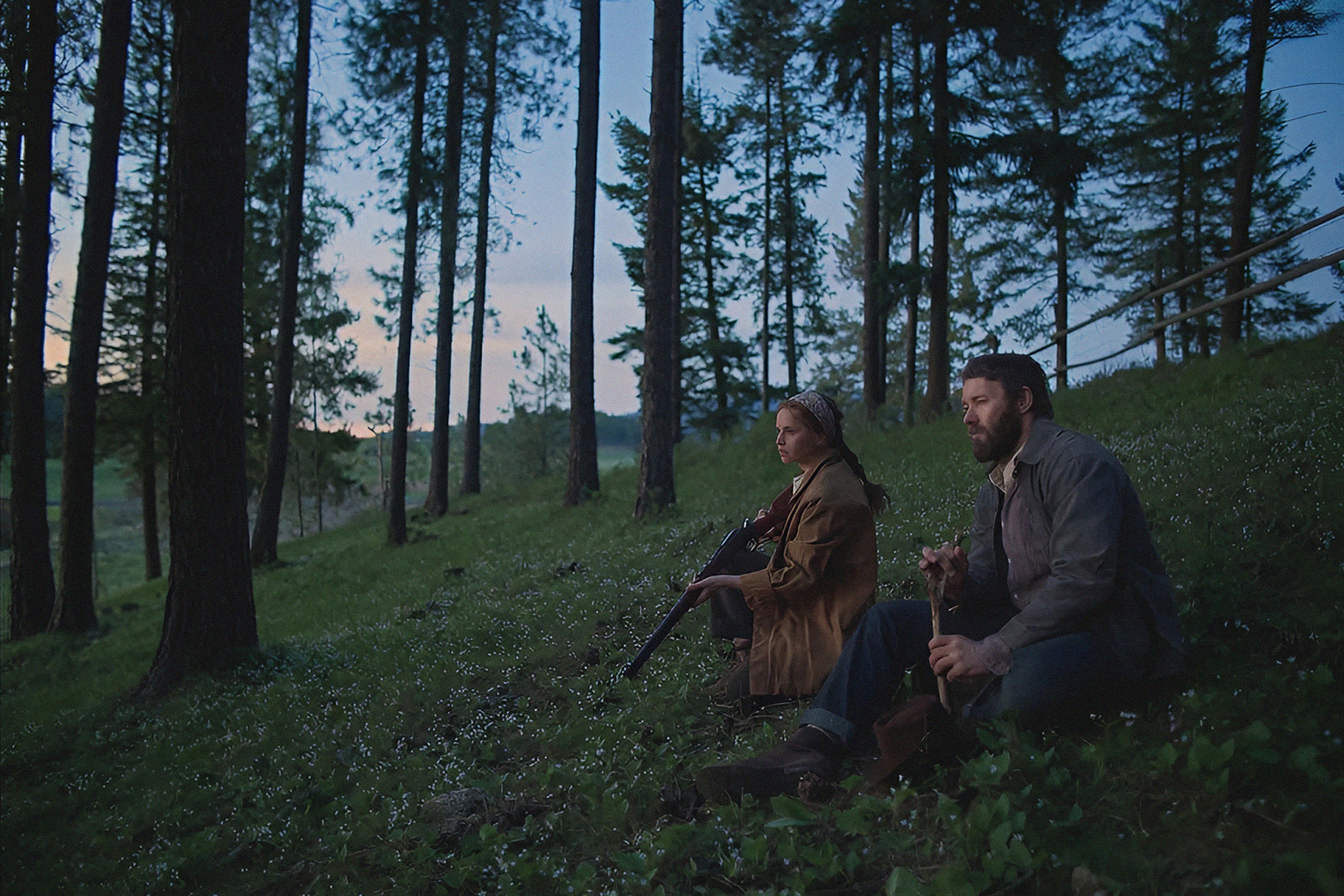 Иногда в «Снах поездов» возникают всполохи иррационального: от таинственных снов героя до полноценных видений. Это привносит в фильм элементы магического реализма. Кадр: Netflix