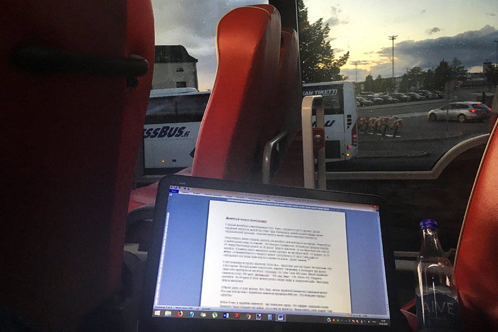 Здесь я пишу статью в автобусе Onnibus из Турку в Хельсинки