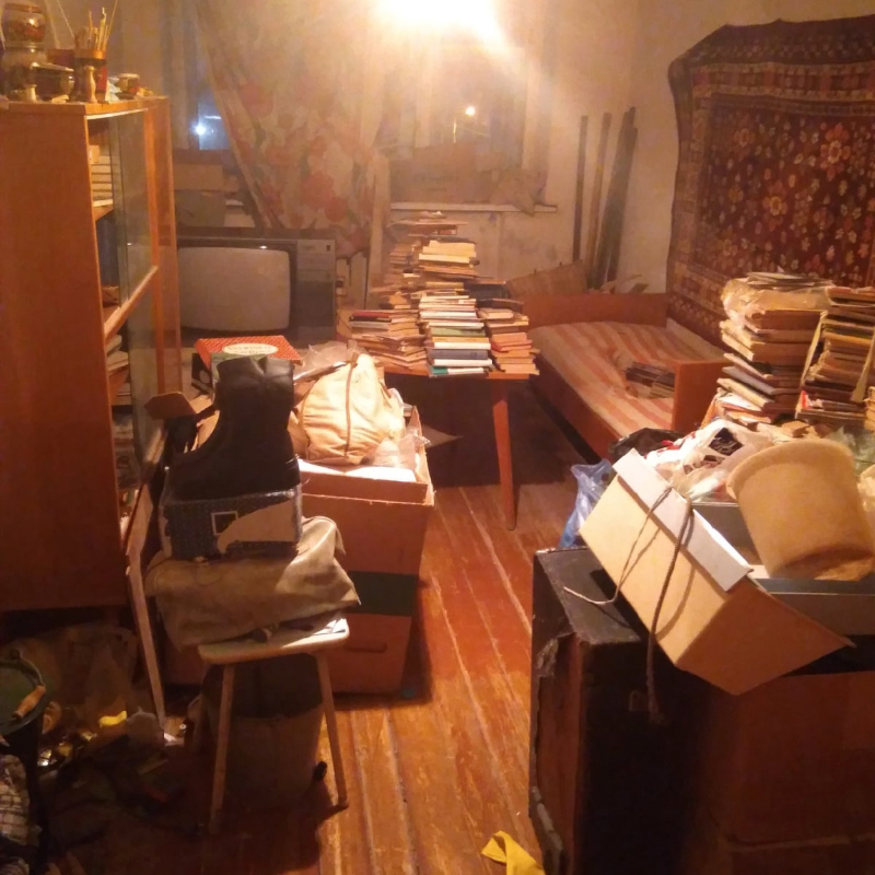 Вторая спальня после того, как мы продали стеклянные банки, убрали большую часть книг, картонных коробок и вынесли мешки с обрезками тканей
