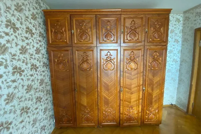 Этот прекрасный шкаф из румынского гарнитура отдали почти даром — за 5000 ₽