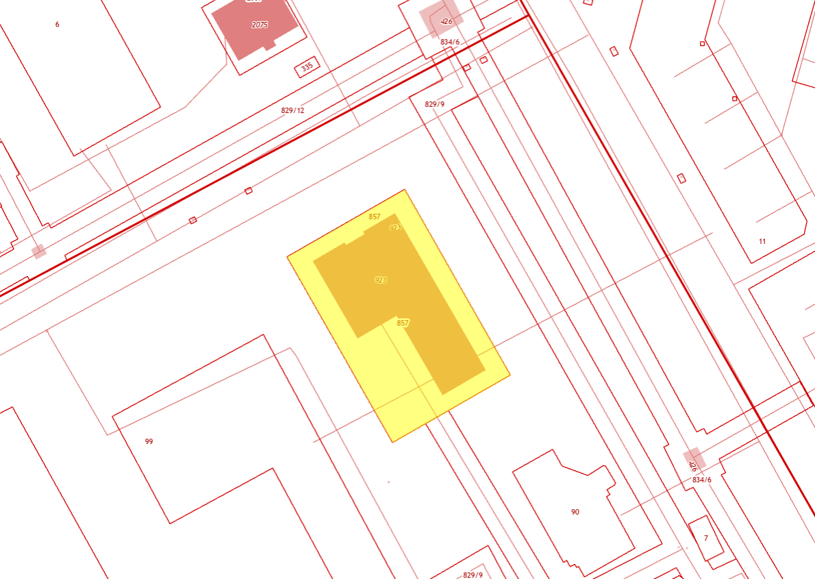 Так на кадастровой карте выглядит участок моего дома. Желтый прямоугольник — общее имущество жильцов. Территория за его пределами принадлежит городу
