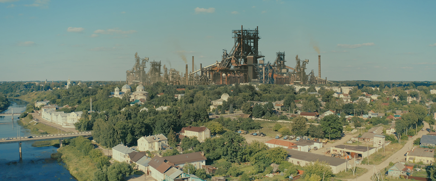 Источник загрязнения воздуха в Среднекамске — градообразующее предприятие «Молот». В его очертаниях угадывается любое крупное отечественное производство