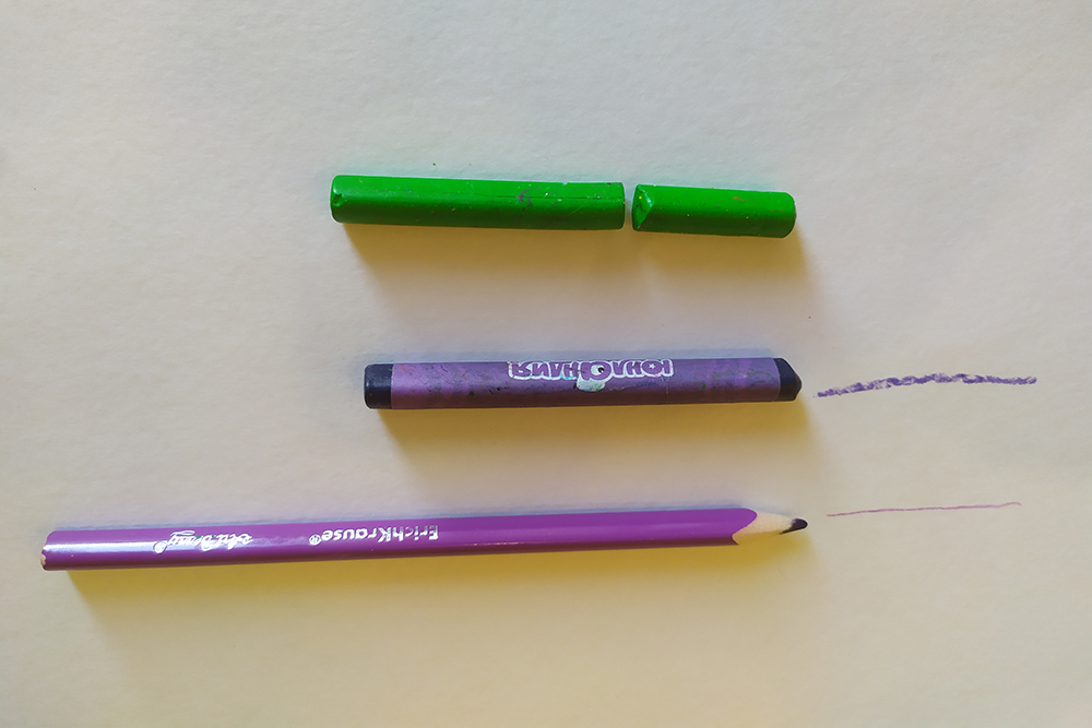 Линия от воскового карандаша ярче, чем от обычного. Но его легко сломать