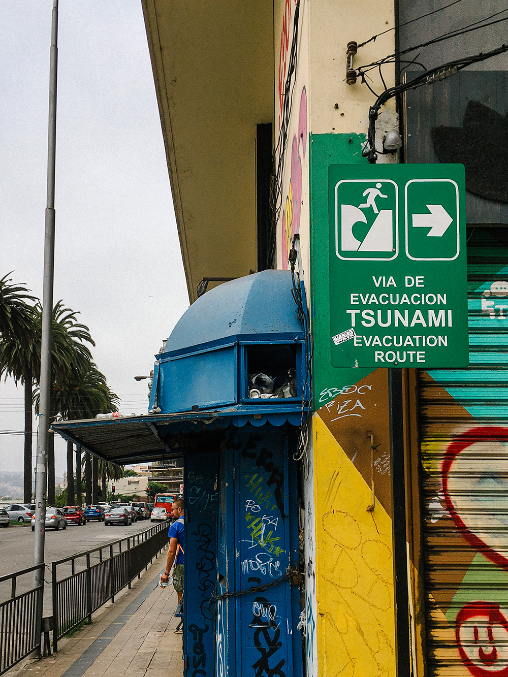 Знак, который показывает, куда бежать в случае цунами