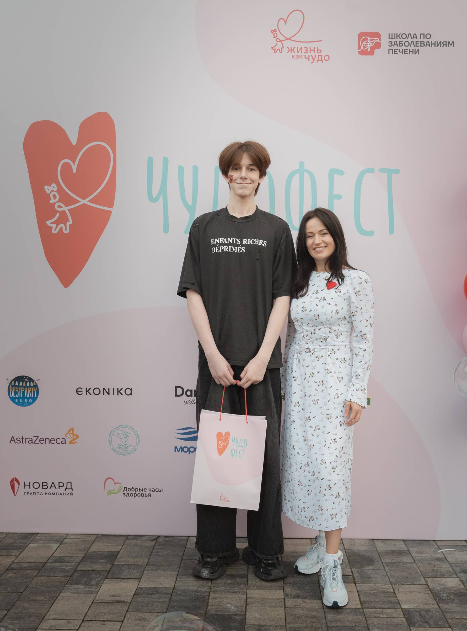 Когда Тимуру из Ставрополя не было и года, ему провели трансплантацию печени, донором стал папа. Сейчас парень вырос, всё это время наш фонд поддерживает семью