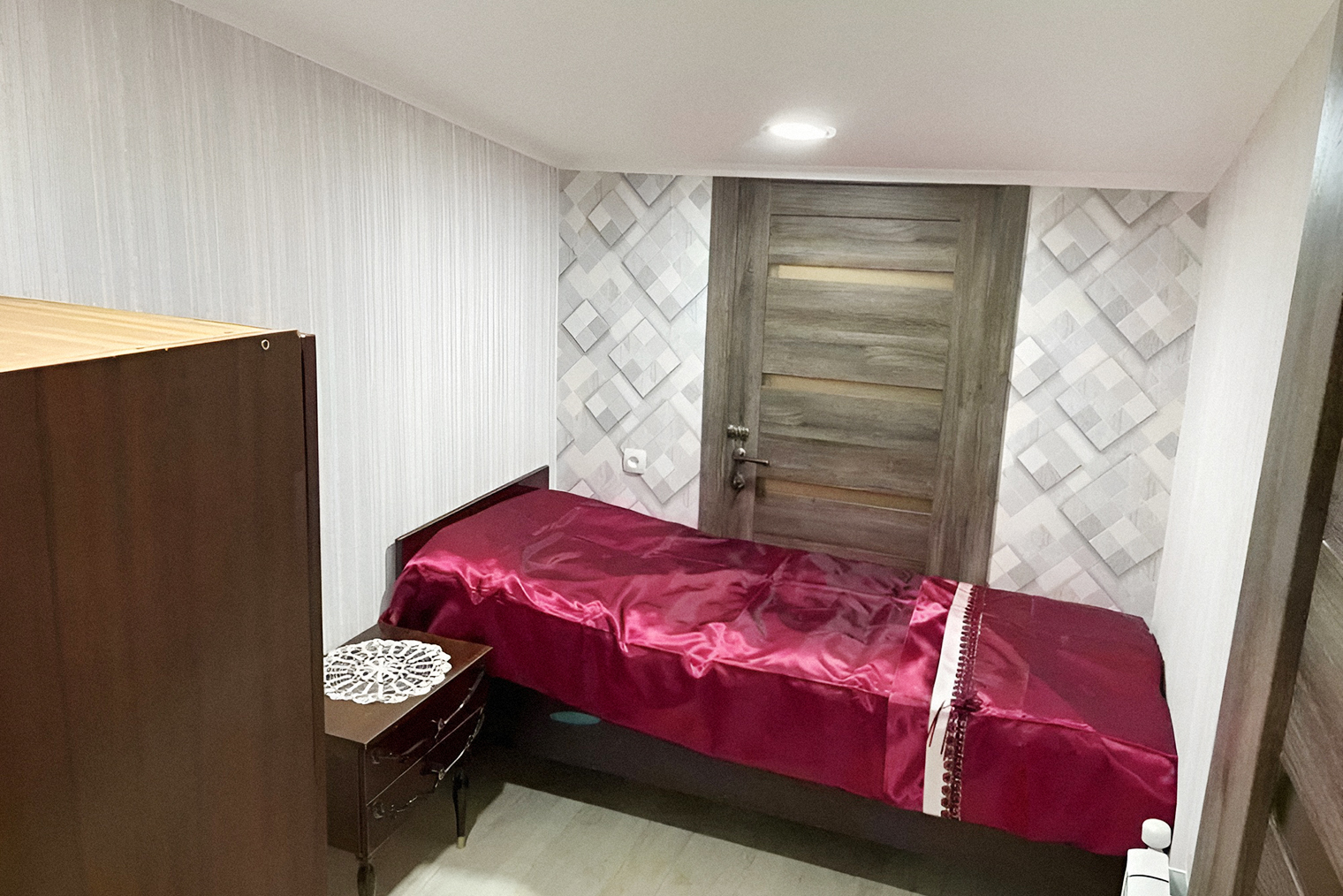 Типичная самодельная спальня в армянской квартире